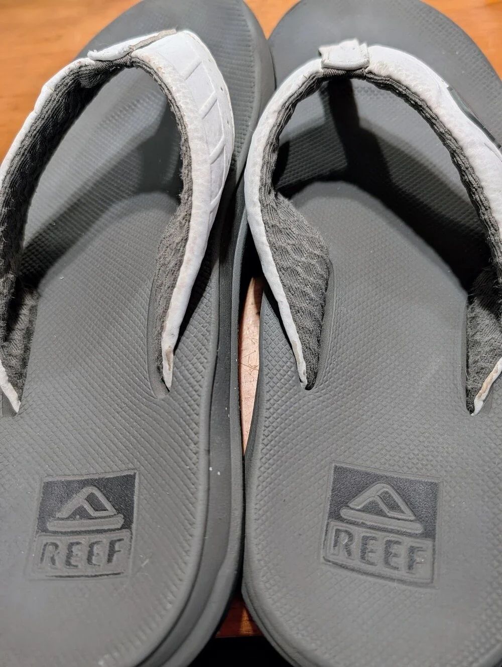Reef Men’s Gray Footbed Flip Flops with White Straps Size 9